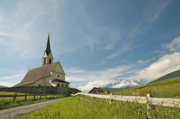 Церква в альпійському пейзажі — стокове фото