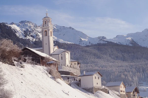 Χειμερινό τοπίο με ωραία παλιά εκκλησία — Φωτογραφία Αρχείου