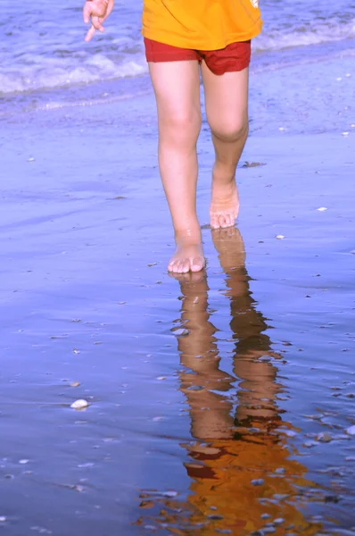 Ung pojke leker på stranden — Stockfoto