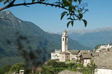 Güzel eski köy (Soglip) ve Alp peyzaj (bregaglia bölgesi İsviçre Kilisesi)