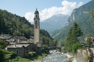 Güzel eski köy (Soglip) ve Alp peyzaj (bregaglia bölgesi İsviçre Kilisesi)