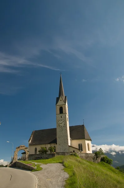Chiesa nel paesaggio alpino — Foto Stock