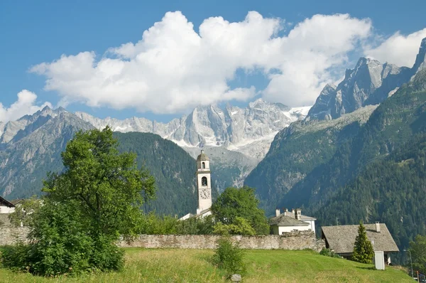 Pittoresco borgo antico (soglio) nel paesaggio alpino (regione bregaglia della Svizzera) ) — Foto Stock
