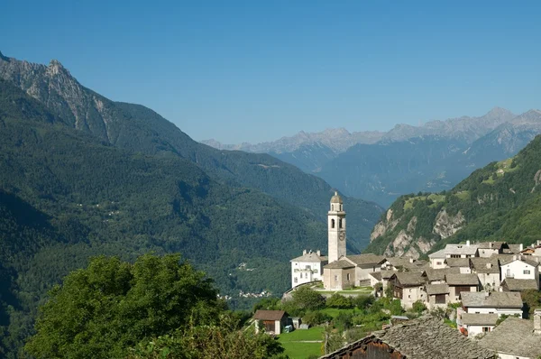 (スイスの峠地域のアルプスの景観の美しい旧村 (soglio)) — ストック写真