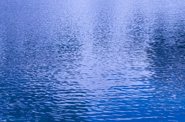 Schöne Nahaufnahme einer glitzernden Wasseroberfläche in einem Kanal in London, England — Stockfoto