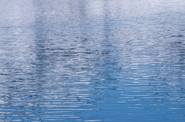 Härlig närbild av en glittrande vattenyta i en kanal i london, england — Stockfoto