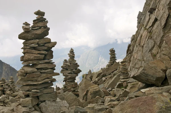 Piedras apiladas en lo alto de las montañas — Foto de Stock