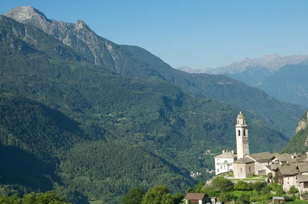 Mooie oude dorp (soglio) en kerk in alpine landschap (bregaglia regio van Zwitserland) — Stockfoto