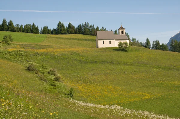 Церква в альпійському пейзажі — стокове фото