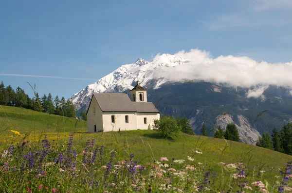 Kerk in alpine landschap — Stockfoto