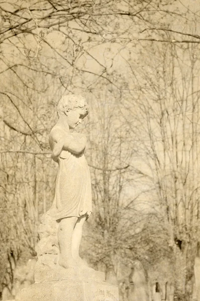 Schöne Statue auf englischem Friedhof — Stockfoto