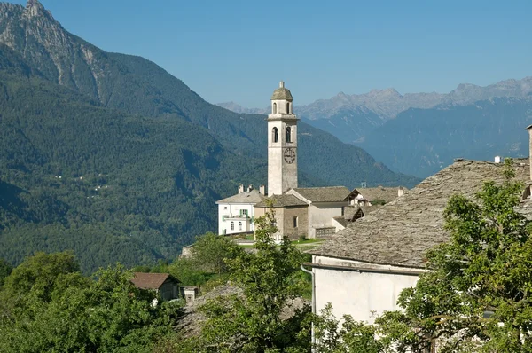 Piękna Stara wieś (soglio) i kościół w alpejskich krajobrazów (bregaglia regionu Szwajcarii) — Zdjęcie stockowe