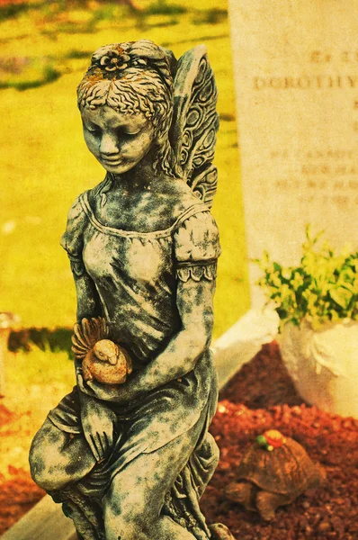 Όμορφο άγαλμα σε Ελληνικά νεκροταφείο — Φωτογραφία Αρχείου