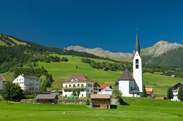 Bela aldeia velha (soglio) e igreja na paisagem alpina (região de bregaglia da Suíça) bela aldeia velha (soglio) e igreja na paisagem alpina (região de bregaglia da Suíça ) — Fotografia de Stock