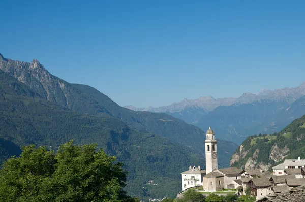 Vackra gamla byn (soglio) och kyrkan i alpint landskap (bregaglia region Schweiz) vackra gamla byn (soglio) och kyrkan i alpint landskap (bregaglia region Schweiz) — Stockfoto