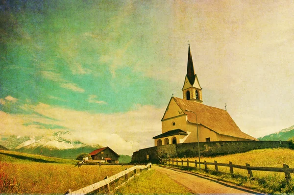 Kyrkan i alpint landskap — Stockfoto