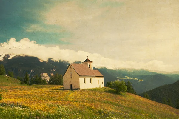 Kirke i alpine landskab - Stock-foto