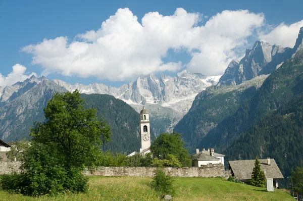 아름 다운 오래 된 마을 (soglio)와 고산 풍경 (스위스의 bregaglia 영역)에서 교회 아름 다운 오래 된 마을 (soglio)와 고산 풍경 (스위스의 bregaglia 지역에에서 교회) — 스톡 사진