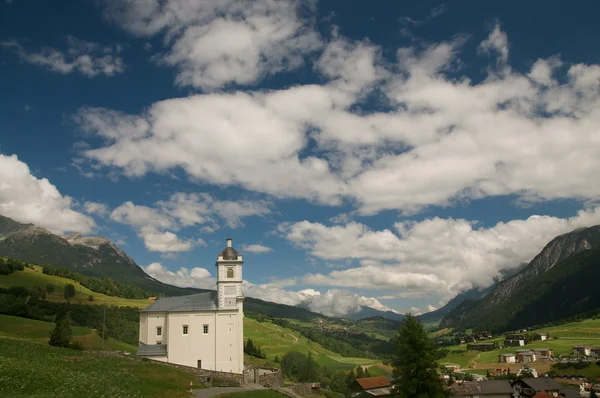 아름 다운 오래 된 마을 (soglio)와 고산 풍경 (스위스의 bregaglia 영역)에서 교회 아름 다운 오래 된 마을 (soglio)와 고산 풍경 (스위스의 bregaglia 지역에에서 교회) — 스톡 사진