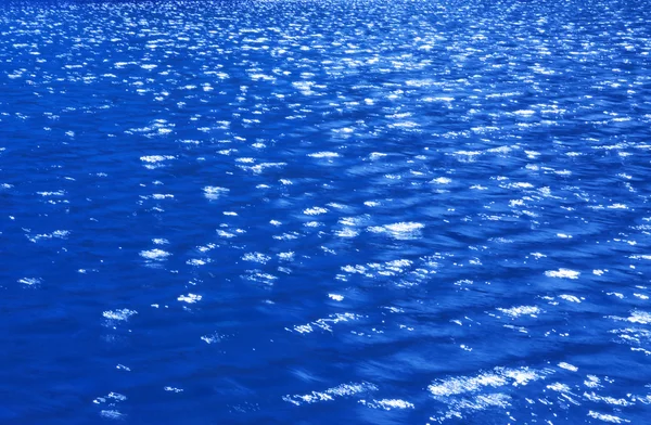 Encantador close-up de uma superfície de água espumante em um canal em Londres, Inglaterra — Fotografia de Stock