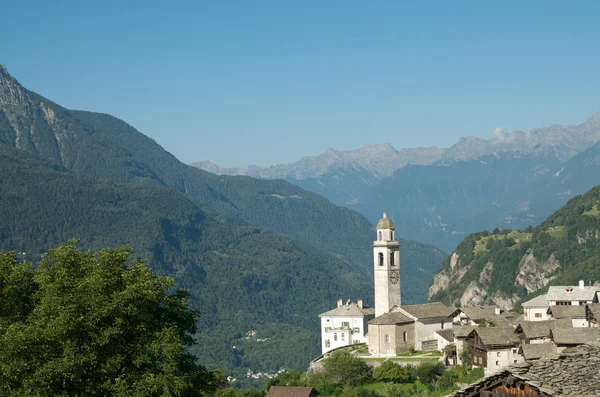 Beau vieux village (soglio) et église dans le paysage alpin (région de Bregaglia de la Suisse ) — Photo