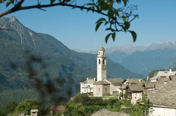 Όμορφο παλιό χωριό (soglio) και η εκκλησία στα αλπικά τοπία (bregaglia περιοχή της Ελβετίας) — Φωτογραφία Αρχείου