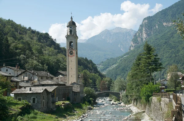Bela aldeia velha (soglio) e igreja na paisagem alpina (região de bregaglia da Suíça ) — Fotografia de Stock