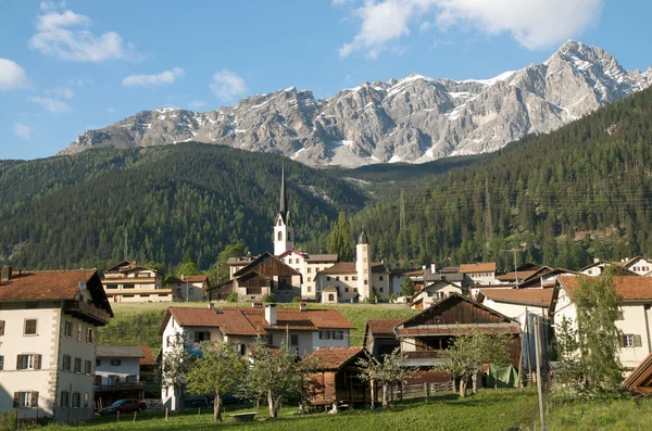 美丽的老村庄 (soglio) 和高山景观 (bregaglia 地区瑞士的一座教堂) — 图库照片