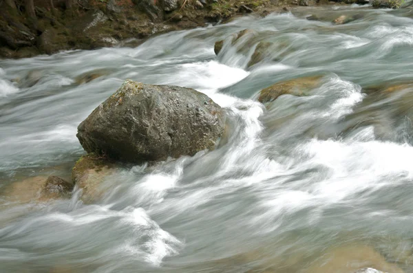 Прекрасное длительное течение реки — стоковое фото