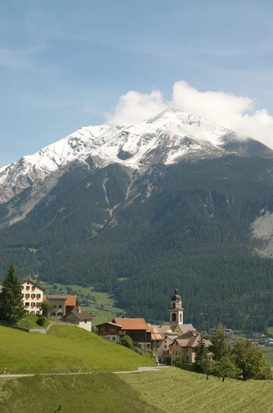 Красиві старі села (напрямку Сольйо) і церква в альпійський пейзаж (bregaglia регіон Швейцарії) — стокове фото