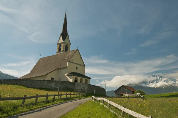 Eglise dans le paysage alpin — Photo