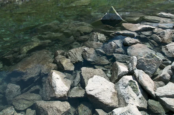 Фоновое изображение каменного озера — стоковое фото