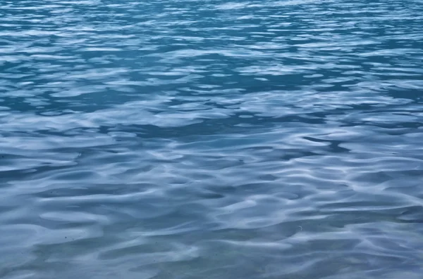 Прекрасна крупним планом поверхня ігристої води — стокове фото