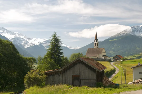 Krásné staré vesnice (Soglia) a kostel v alpské krajině (bregaglia regionu Švýcarska) — Stock fotografie