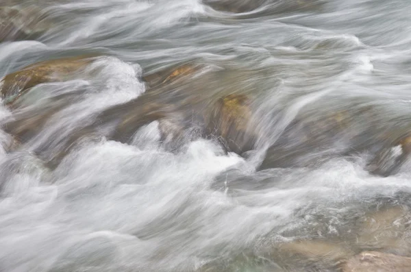 Mooie lange blootstelling van rivier — Stockfoto