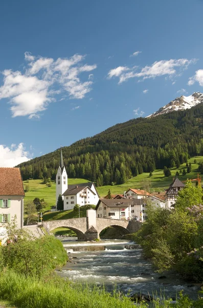 Hermoso pueblo antiguo (soglio) y la iglesia en el paisaje alpino (región bregaglia de Suiza ) —  Fotos de Stock