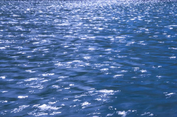 Прекрасна крупним планом поверхня ігристої води — стокове фото