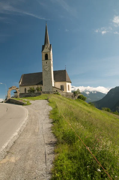 Alpint landskap med kyrkan — Stockfoto