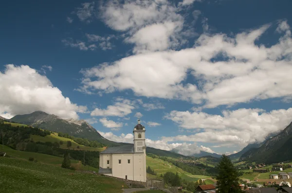 Alpesi táj templommal — Stock Fotó