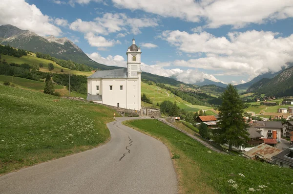 Alpská krajina s církví — Stock fotografie