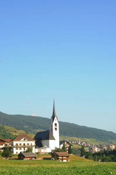 Zwitserse landschap met kerk — Stockfoto