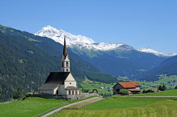 Мальовничий пейзаж з церквою в снігових Альпах — стокове фото