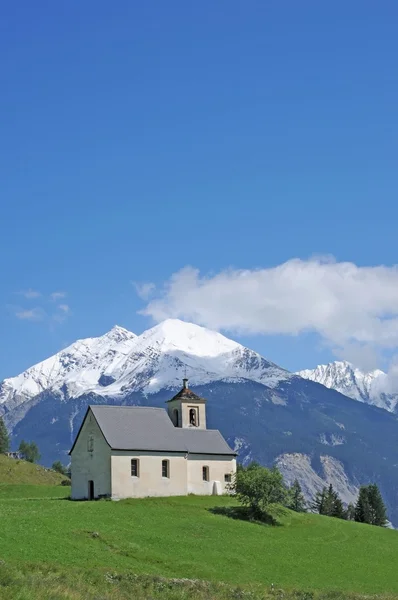 Malebné krajině představovat kostel ve švýcarských Alpách — Stock fotografie