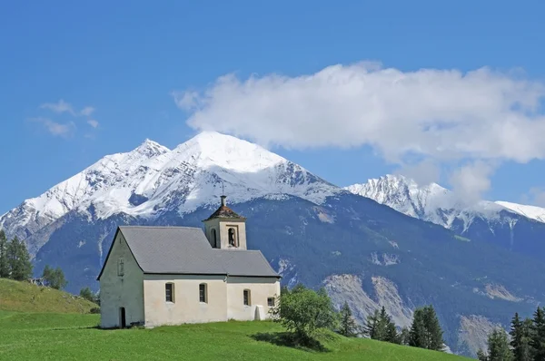 如诗如画的风景特色教会在瑞士的阿尔卑斯山 — 图库照片