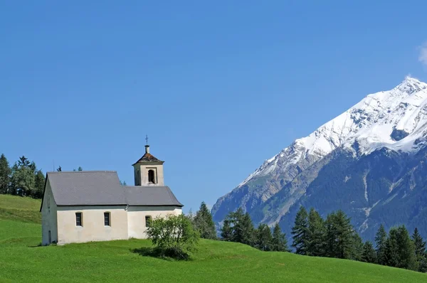 Мальовничий пейзаж з церквою в снігових Альпах — стокове фото