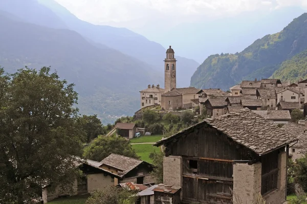Pintoresco paisaje con una iglesia en los Alpes suizos — Foto de Stock