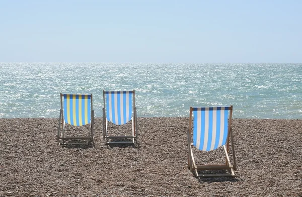 Conceito de verão. cadeiras na praia . — Fotografia de Stock