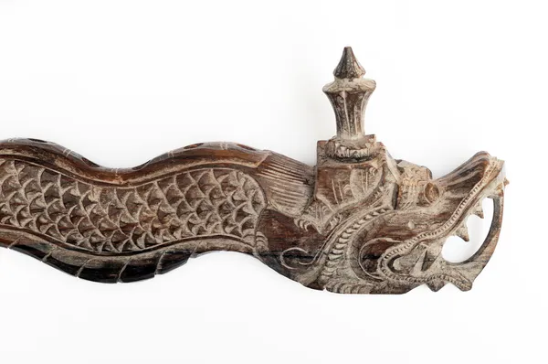 Крупный план восточной деревянной флейты, вырезанной в форме дракона на белом фоне — стоковое фото