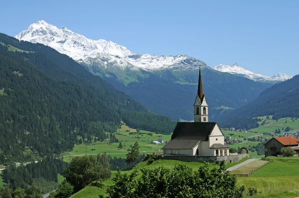 Malerische Landschaft mit einer Kirche in den Schweizer Alpen — Stockfoto