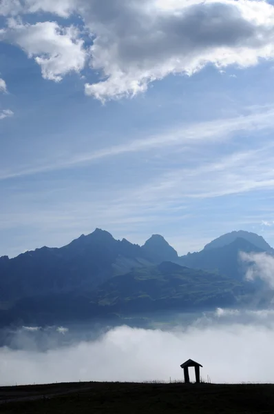 Wunderschönes Panorama an einem nebligen Morgen in den Schweizer Alpen — Stockfoto